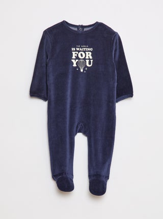 Pijama polar com pés e desenho à frente