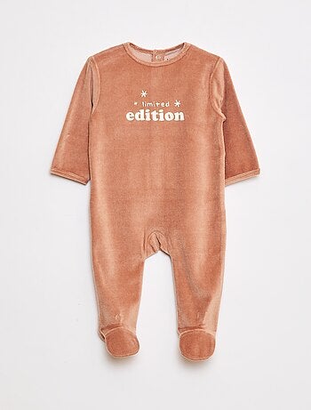 Pijama polar com pés e desenho à frente