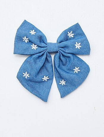 Pinça com laço bordado