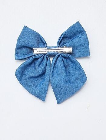 Pinça com laço bordado