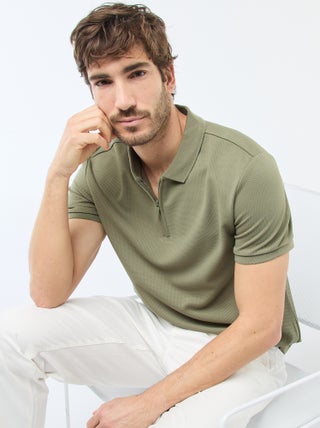 Polo com gola com zíper