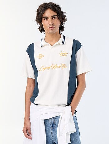 Polo de mangas curtas com bordados