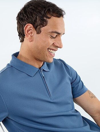 Polo em favo de mel com gola de fecho