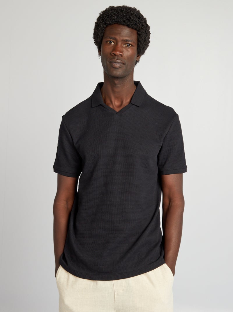 Polo em malha texturizada com gola em bico Preto - Kiabi