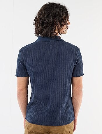 Polo em material fantasia com detalhes vazados