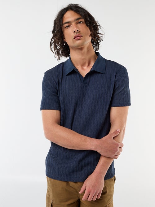 Polo em material fantasia com detalhes vazados - Kiabi