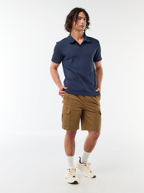 Polo em material fantasia com detalhes vazados - Kiabi