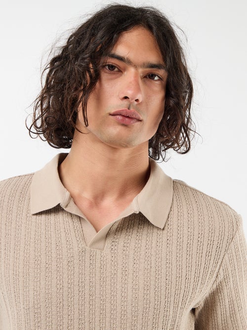 Polo em material fantasia com detalhes vazados - Kiabi