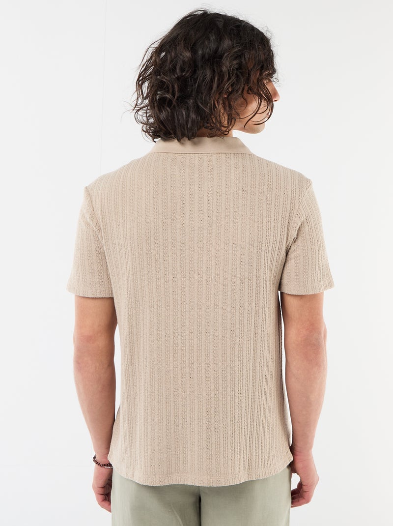 Polo em material fantasia com detalhes vazados Bege - Kiabi