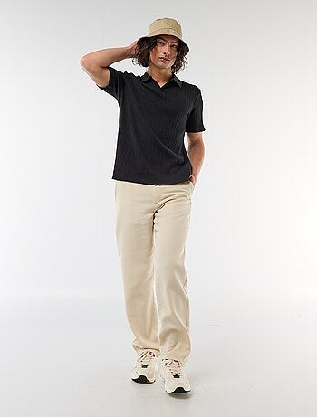 Polo em material fantasia com detalhes vazados