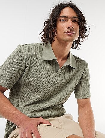 Polo em material fantasia com detalhes vazados