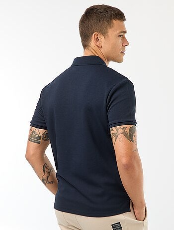 Polo em ninho de abelha e gola com fecho