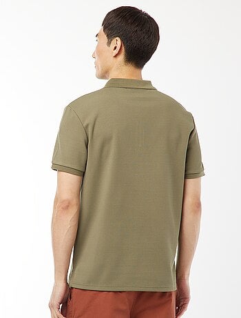 Polo em ninho de abelha e gola com fecho