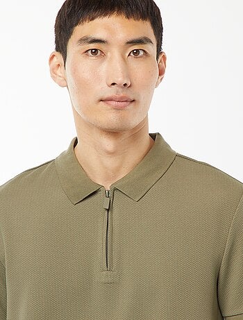 Polo em ninho de abelha e gola com fecho