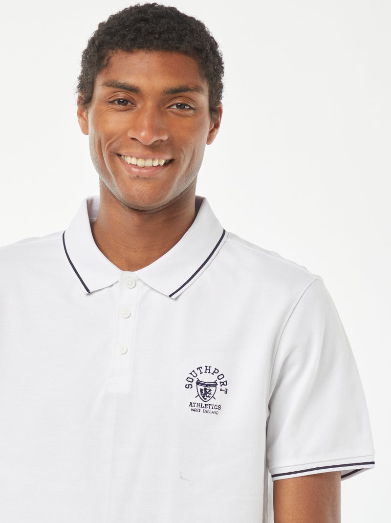 Polo em piqué de algodão com bordado frontal BRANCO - Kiabi