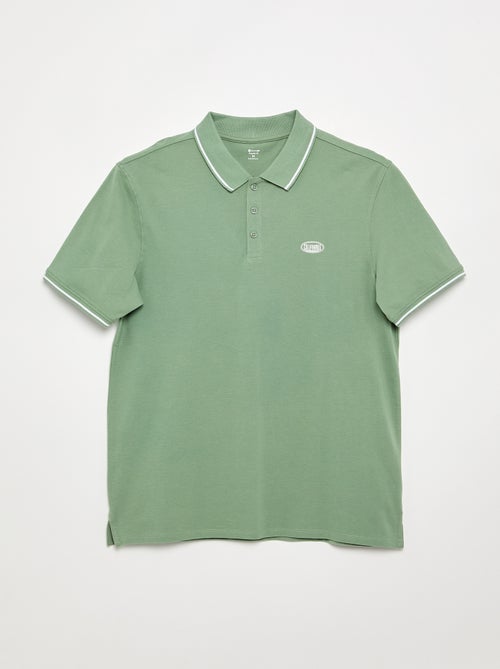 Polo em piqué de algodão com bordado frontal - Kiabi Polo em piqué de algodão com bordado frontal - Kiabi