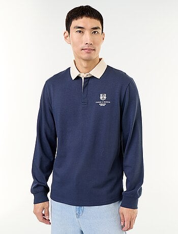 Polo estilo rugby com inscrições bordadas