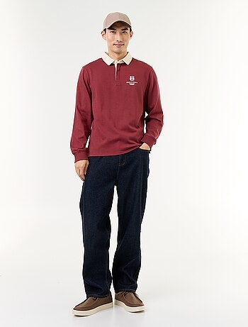 Polo estilo rugby com inscrições bordadas