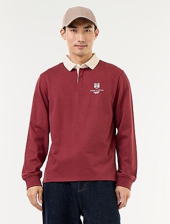 Polo estilo rugby com inscrições bordadas