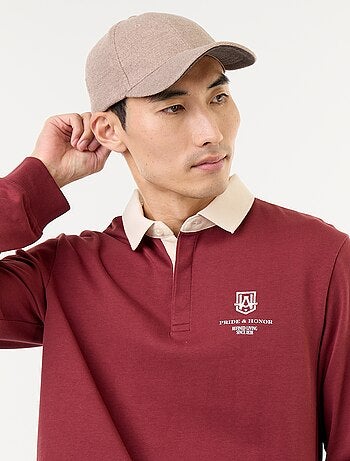 Polo estilo rugby com inscrições bordadas