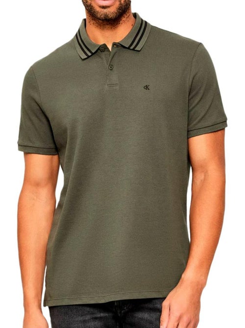 Polo Kaki Piqué Calvin Klein Jeans para Homem - Kiabi Polo Kaki Piqué Calvin Klein Jeans para Homem - Kiabi