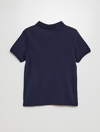 Polo liso em malha piqué