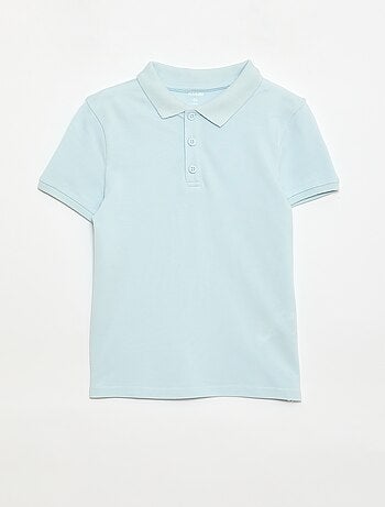 Polo liso em malha piqué