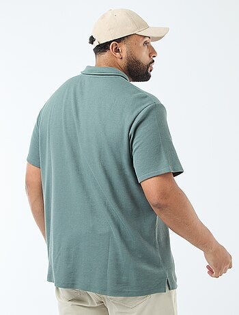 Polo regular em malha com relevo
