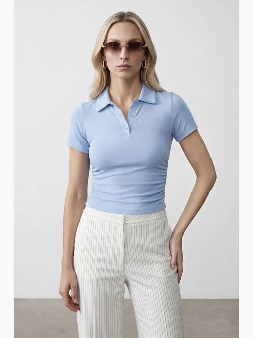 Polo t-shirt cropped de mulher slim fit dilvin - Kiabi Polo t-shirt cropped de mulher slim fit dilvin - Kiabi