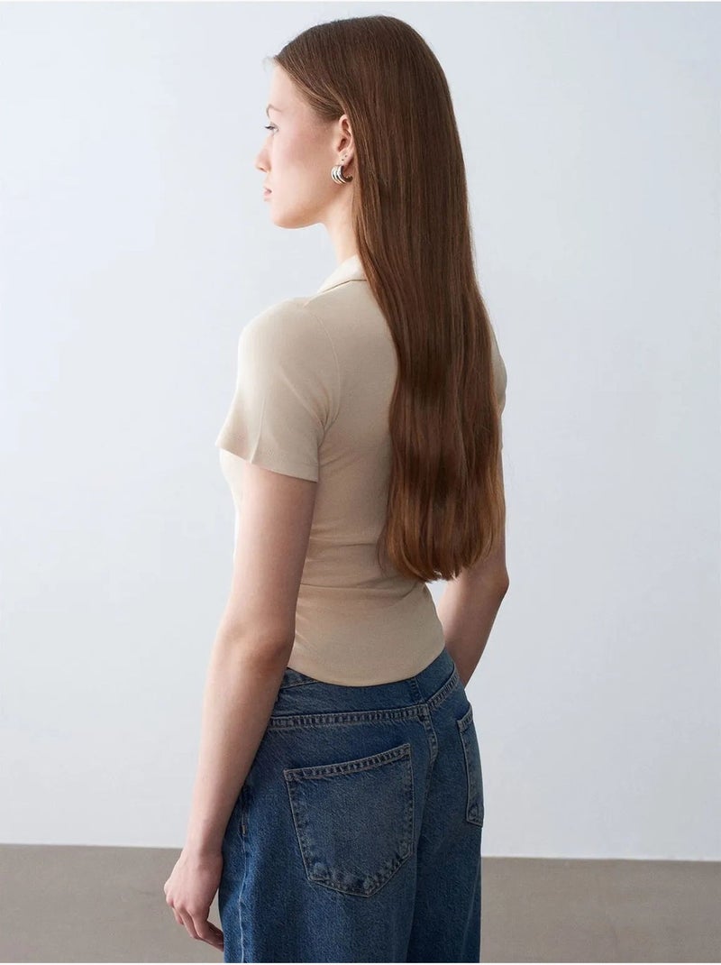 Polo t-shirt cropped de mulher slim fit dilvin Bege-argila - Kiabi