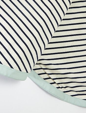 Poncho de material emborrachado com capuz - coleção fácil de vestir