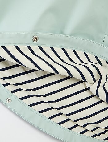 Poncho de material emborrachado com capuz - coleção fácil de vestir