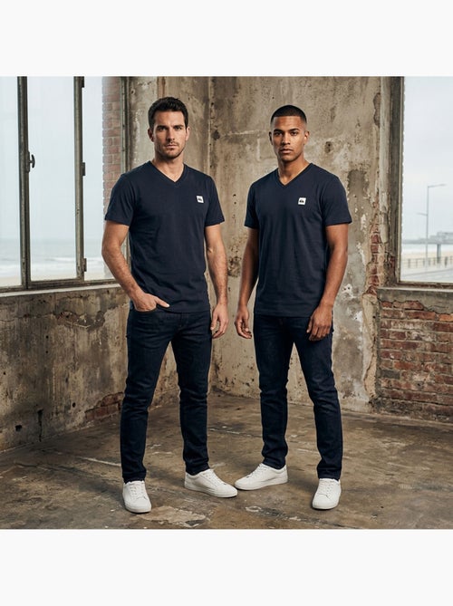 Quiksilver Pack de 2 T-Shirts Homem 100% Algodão Decote Redondo ou V - Kiabi Quiksilver Pack de 2 T-Shirts Homem 100% Algodão Decote Redondo ou V - Kiabi