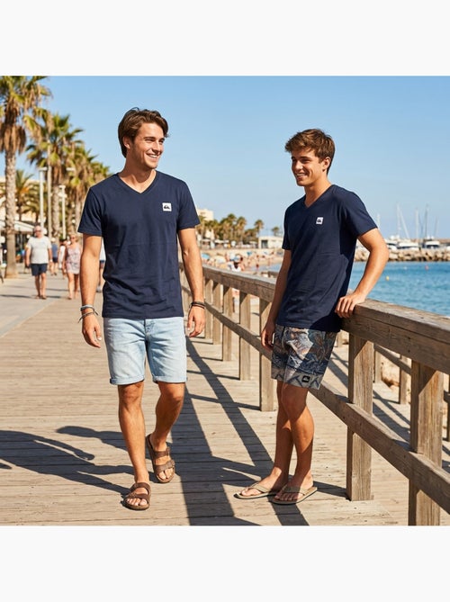 Quiksilver Pack de 2 T-Shirts Homem 100% Algodão Decote Redondo ou V - Kiabi Quiksilver Pack de 2 T-Shirts Homem 100% Algodão Decote Redondo ou V - Kiabi
