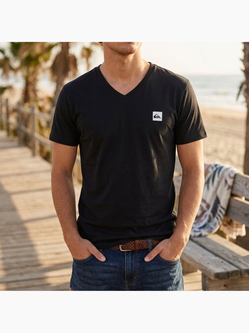 Quiksilver Pack de 2 T-Shirts Homem 100% Algodão Decote Redondo ou V - Kiabi Quiksilver Pack de 2 T-Shirts Homem 100% Algodão Decote Redondo ou V - Kiabi