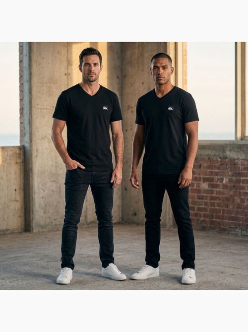 Quiksilver Pack de 2 T-Shirts Homem 100% Algodão Decote Redondo ou V - Kiabi Quiksilver Pack de 2 T-Shirts Homem 100% Algodão Decote Redondo ou V - Kiabi