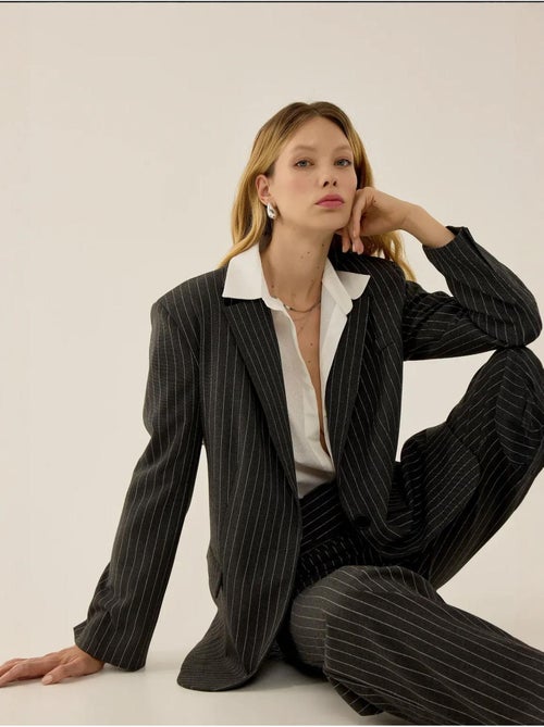 Reece blazer com risca de giz hiccup - Kiabi Reece blazer com risca de giz hiccup - Kiabi