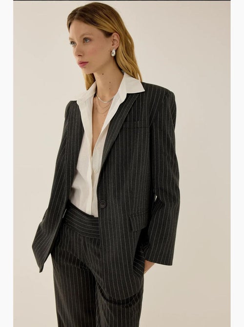 Reece blazer com risca de giz hiccup - Kiabi Reece blazer com risca de giz hiccup - Kiabi
