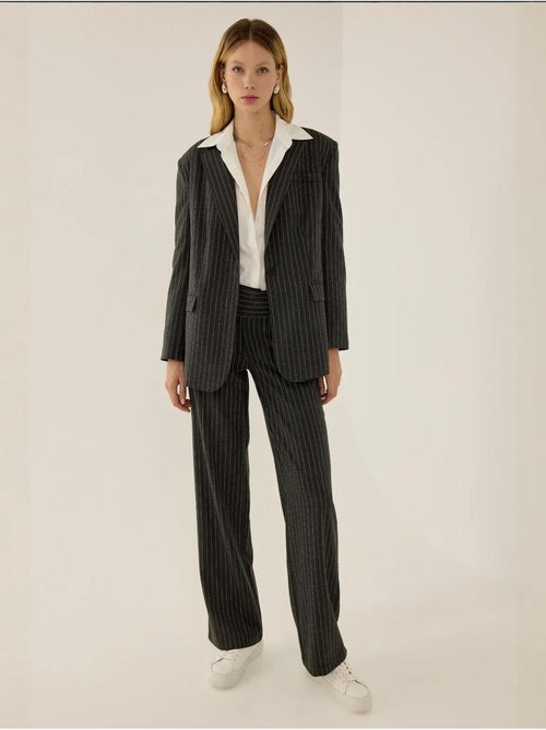 Reece blazer com risca de giz hiccup - Kiabi Reece blazer com risca de giz hiccup - Kiabi