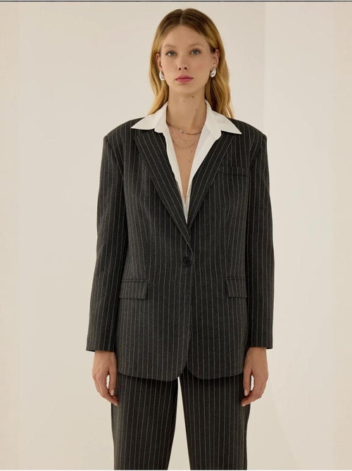 Reece blazer com risca de giz hiccup - Kiabi Reece blazer com risca de giz hiccup - Kiabi
