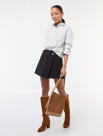 Saia-calção assimétrica com botão dourado