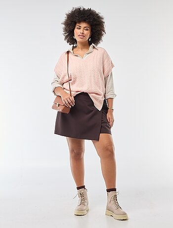 Saia-calção com aba cruzada e botão fantasia