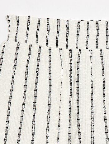 Saia-calção com riscas verticais finas