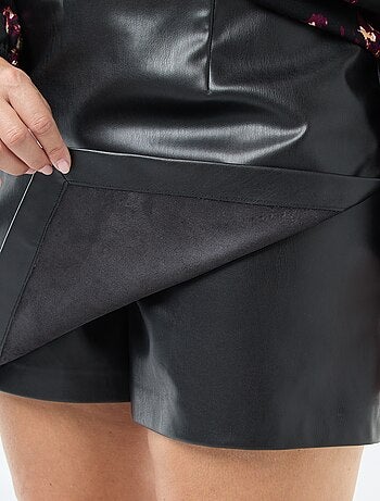 Saia-calção em imitação de couro