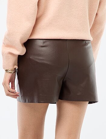 Saia-calção em imitação de couro lisa