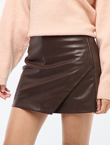 Saia-calção em imitação de couro lisa