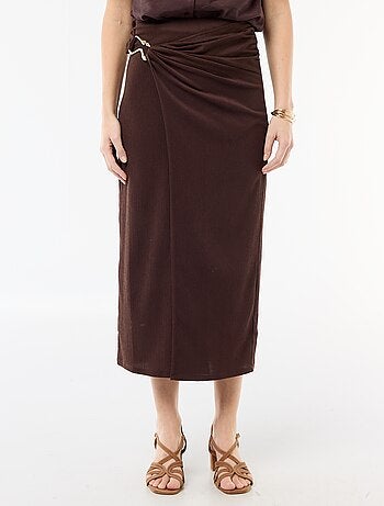 Saia comprida com fivela dourada na cintura