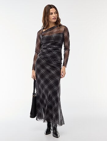 Saia comprida em mesh com padrão de xadrez