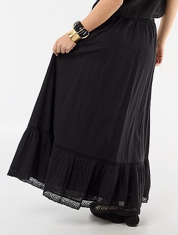 Saia comprida evasé com macramé