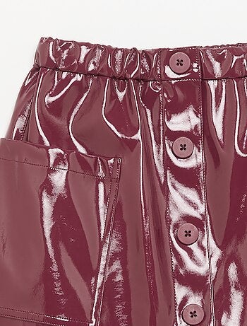 Saia curta de vinil com bolsos grandes